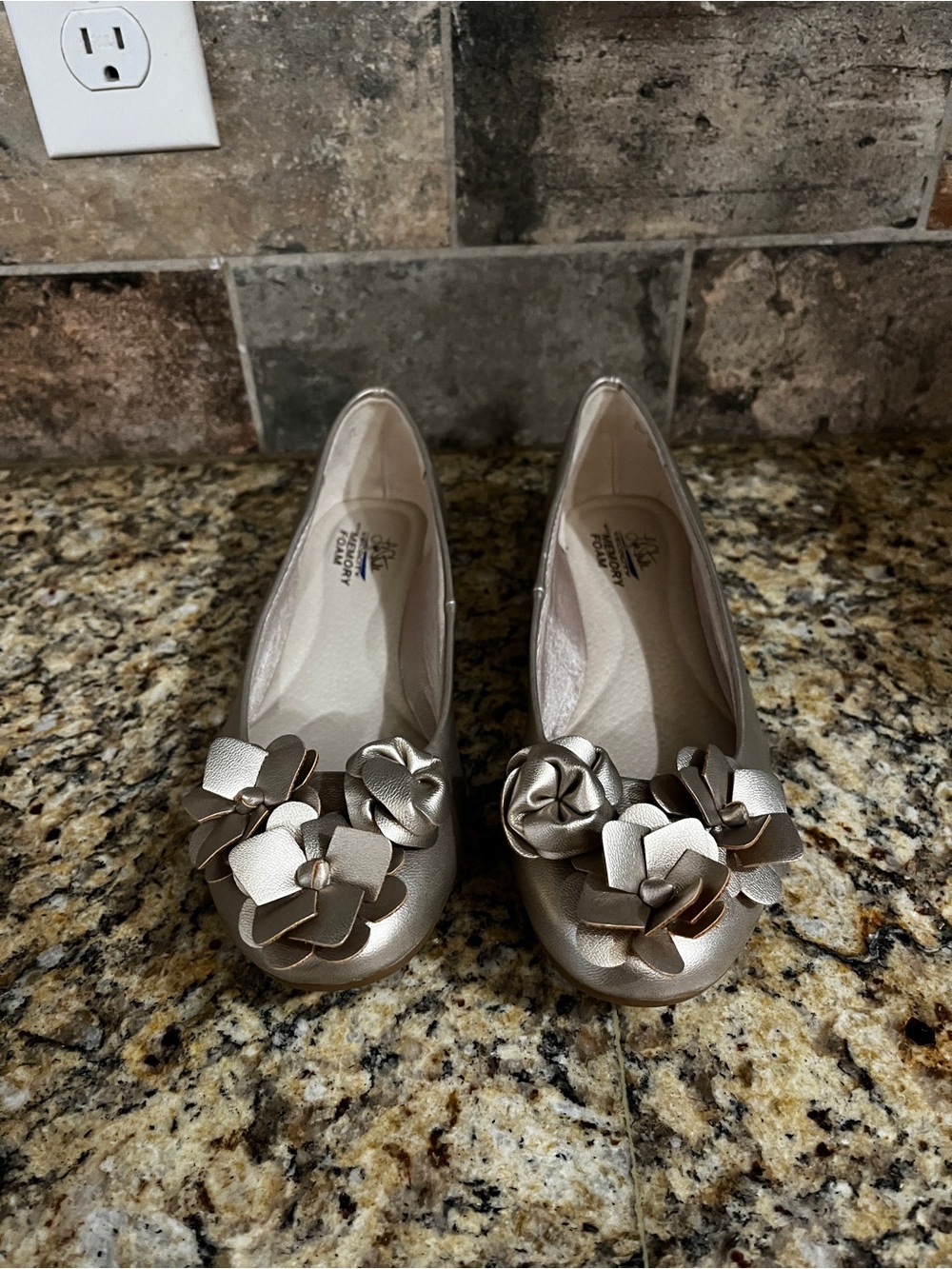 Life Stride Velocity Women's Flats w/ Flower Gold Size:6.5